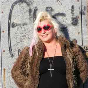 Download Sue Butchers - I'm On Facebook Again